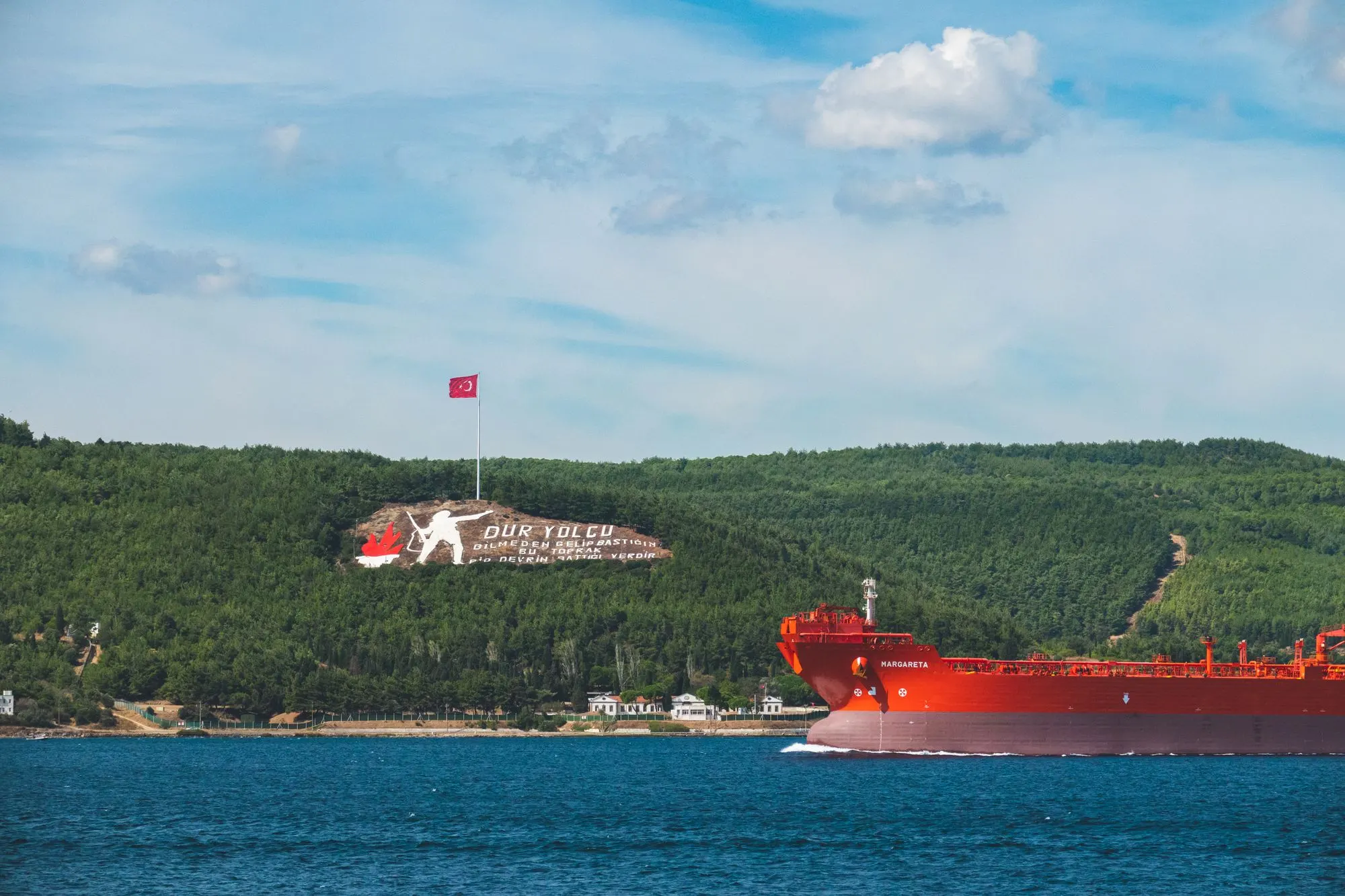 Çanakkale Boğazı'ndan geçen gemi ve Gelibolu yakasındaki yeşil tepeler
